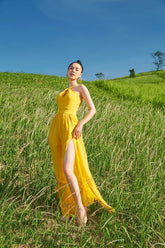 Robe dos nu en organza de soie avec fente jusqu'aux cuisses et jupe fluide pour un style de villégiature et de soirée